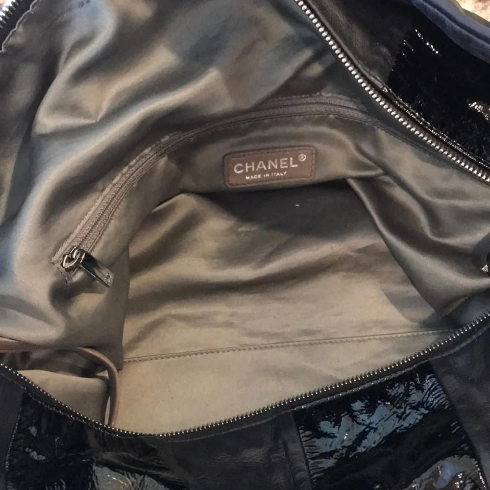 CHANEL Black Quilted Hobo Bag with Chain Detail - Picture 5 of 9